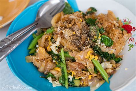 Authentic Thai Pad See Ew Recipe (ผัดซีอิ๊ว) - Street Food Style!