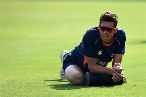 New Zealand - practice session - Mitchell Santner