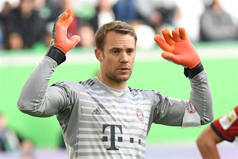 Neuer spotted wearing plastic splint on injury hand - Bavarian Football ...