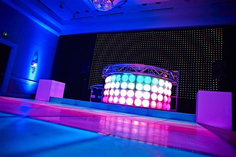 Circular Bubble LED DJ Booth / LED Curtain Wall. Uber Cool... Dj Dj Dj ...