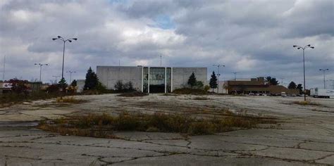 16 Depressing Photos Of A Dead Mall - Business Insider