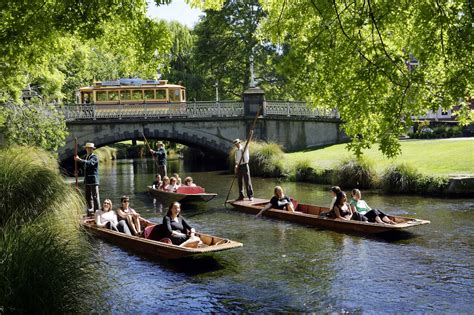 Punting on the Avon - Worcester Bridge - Christchurch Attractions