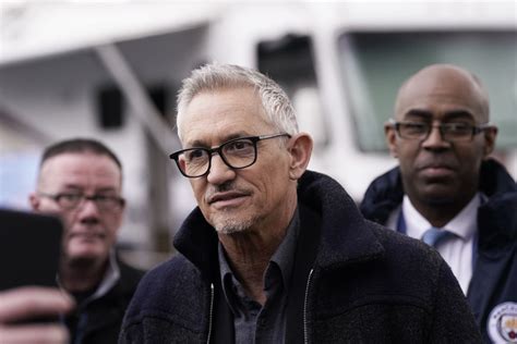 Gary Lineker to be given an AWARD for his political remarks on migrant crisis