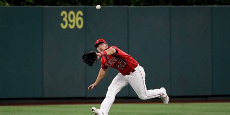 Mike Trout dealing with right foot injury