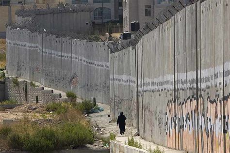 Will separation wall be new Israel-Palestine border?