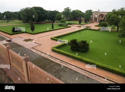 Formal garden of the Tomb of Emperor Humayun (Humayuns tomb) seen from ...