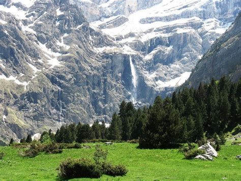 Le Cirque de Gavarnie: Hiking in the Pyrénées Mountains