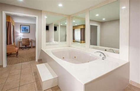 35 Michigan Hot Tub Suites and Hotels with In-room Jacuzzi