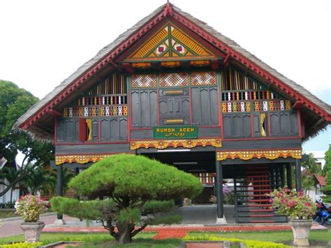 ADEAYU: RUMAH ADAT KHAS ACEH