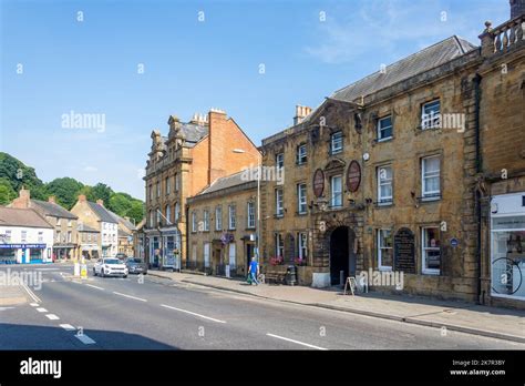 16th century The George Hotel, Market Square, Crewkerne, Somerset, England, United Kingdom Stock ...