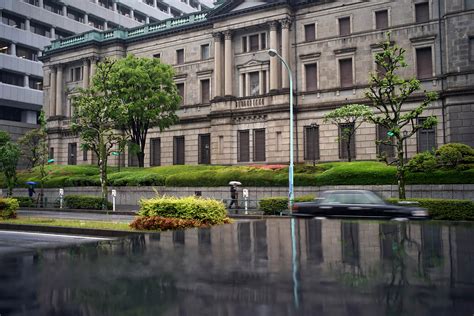 BOJ Move Backfires as 0.001% Deposits Lure Cash of Fund Managers ...