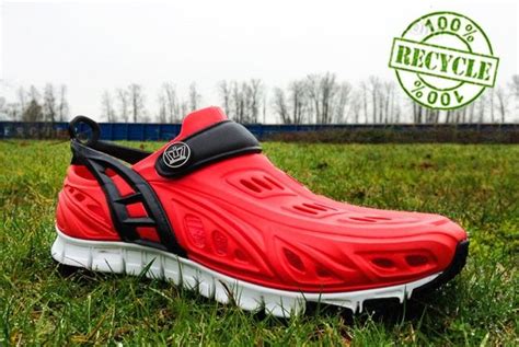 Crocs-Style Running Shoe Made Of Foam | Crocs style, Shoes, Running shoes