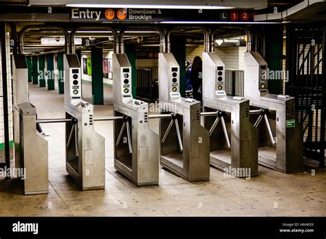 Tourniquets (portes déflecteur) dans une station de métro de New-York Photo Stock - Alamy