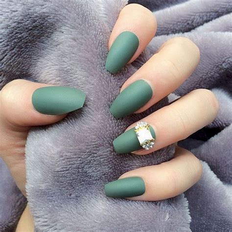 18 Beautiful Green Nails That Prove It Is the Perfect Shade for Fall