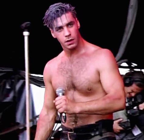 Does someone know the hairstyle of Till Lindemann, which he had in 1996? : r/Rammstein