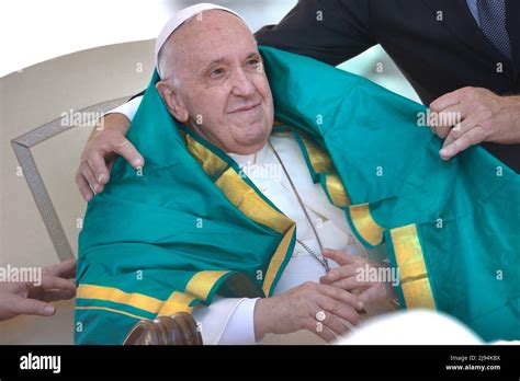 Green shawl pope hi-res stock photography and images - Alamy