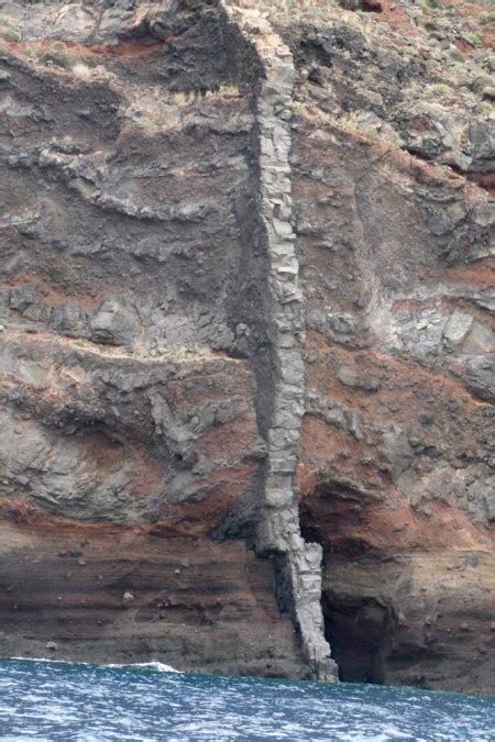 Dike cutting older volcanic rock (vertical) – Geology Pics