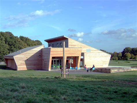 Rear of Belfairs Woodland Centre © David Kemp cc-by-sa/2.0 :: Geograph Britain and Ireland