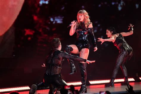 Taylor Swift Setlist - Reputation Tour Photos, Videos, Play by Play