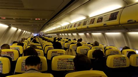 Ryanair Boeing 737-800 interior middle seat - Travel Tips