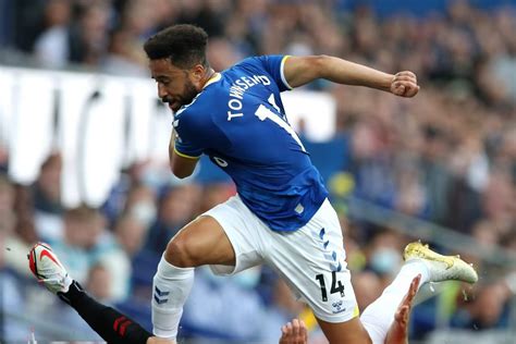 Virals: Tweet highlights impressive Everton debut from Andros Townsend ...