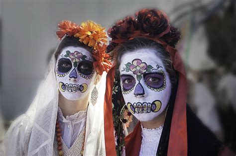 My friend's day of the dead sugar skull makeup. : r/pics