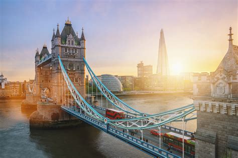 The Tower Bridge in London, the UK. Sunset with beautiful clouds | La tua Londra