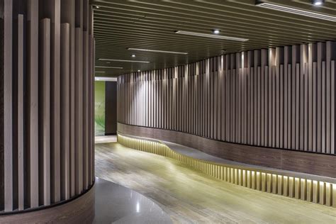 Corridor / Wood louvers / Curves at Shaw Centre Singapore by DP Design | 인테리어, 건축, 천장