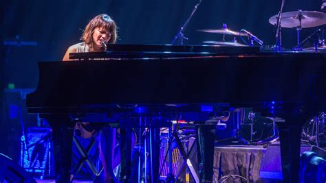 Norah Jones returns to her roots, and branches out, at Milwaukee concert