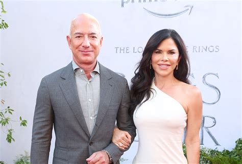 Jeff Bezos is engaged to Lauren Sánchez: report