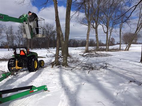 Walnut Creek Country Club: Aerial Lift Used For In-House Tree Pruning