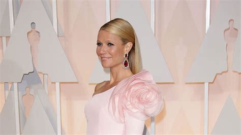 Gwyneth Paltrow Has Saved Every One of Her Oscar Dresses, Other ...