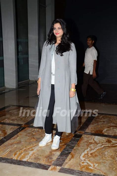 Rhea Kapoor poses for the media at the Grand Finale of Lakme Fashion Week 2015 Photo