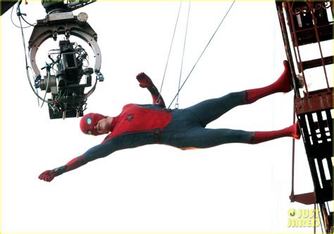 Tom Holland Performs His Own 'Spider-Man' Stunts on NYC Fire Escape ...