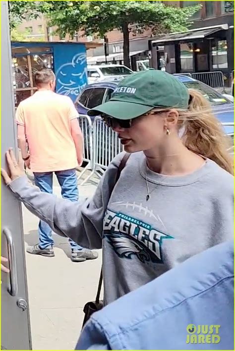 Taylor Swift Stops by Recording Studio Wearing Philadelphia Eagles Gear ...