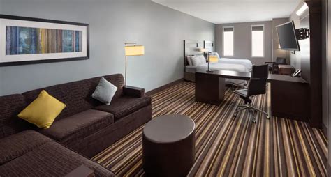 Hampton Inn & Suites Denver Downtown-Convention Center - SixSuitcaseTravel