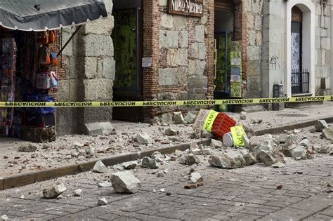 Powerful earthquake shakes southern Mexico, at least 5 dead