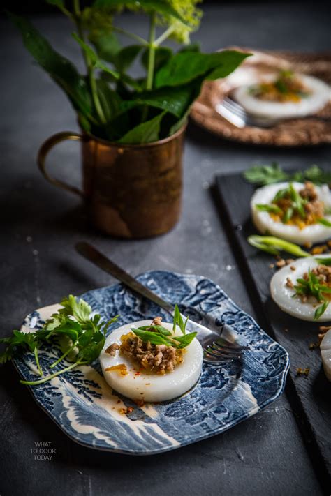 Banh beo (Vietnamese steamed rice cakes/Water-fern cakes)