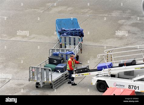 Unloading luggage, Hamburg Airport, Fuhlsbuettel, Hamburg Stock Photo - Alamy