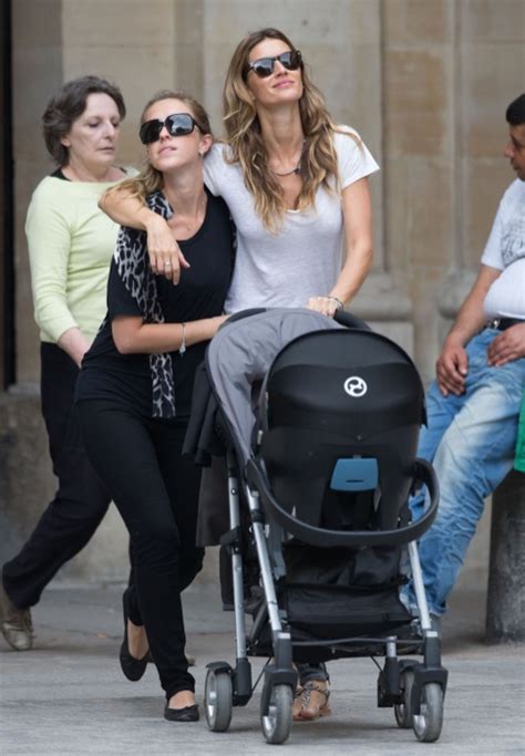 Gisele Bundchen & Daughter Vivian Checking Out The Sights In Paris ...