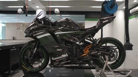 Watch the Kawasaki Ninja ZX-25R Transformed into a Track Weapon - BikesRepublic.com