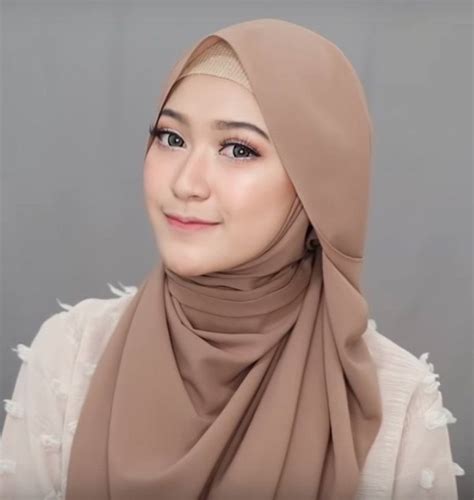 Tutorial Hijab Pashmina Simple Yang Menutupi Dada di 2020 (Dengan gambar) | Kursus hijab ...