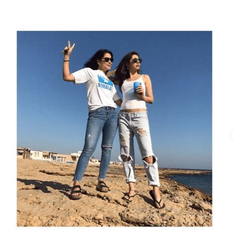 Beautiful Mahira Khan Enjoying at Karachi Beach – Style.Pk