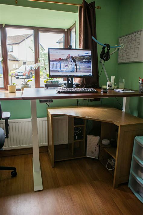 A Review of the E7 Flexispot Standing Desk