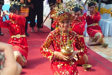 Tari Sekapur Sirih: Sejarah, Gerakan, Pola Lantai, dan Keunikannya – Gramedia Literasi