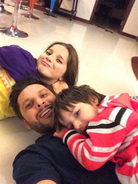 Shahid afridi with cute kids... | Shahid afridi, Celebrity families ...