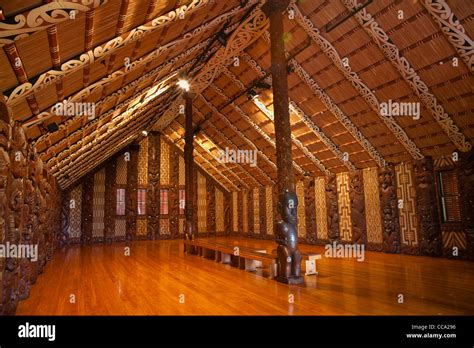 Waitangi Treaty Grounds. Maori Meeting House Interior Stock Photo - Alamy