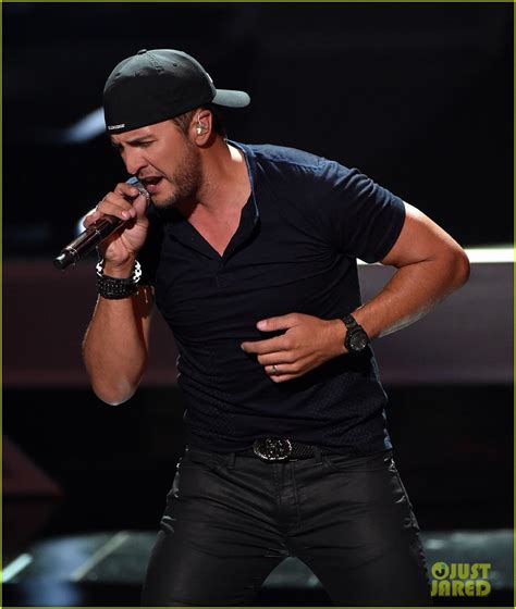 Luke Bryan Brings Out the Tight Jeans for iHeartRadio Music Awards 2014 ...