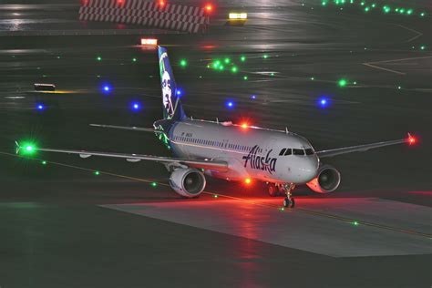 AIRPLANE LIGHTS: WHAT EACH LIGHT DOES (RED/GREEN, STROBE, BEACON) - Words and Shots