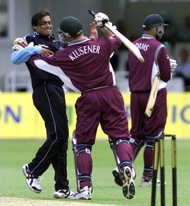 Fashion News: Shoaib Akhtar Bowling.